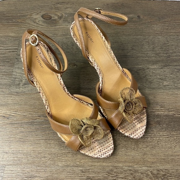 FIONI Women’s Tan wedge heel with flower and ankle strap, size 9.5 - Picture 2 of 9
